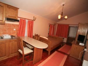 cocina y sala de estar con mesa y sofá en Apartments Vrata Baranje, en Bilje