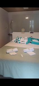 Ένα ή περισσότερα κρεβάτια σε δωμάτιο στο Encantos do Mar Suites