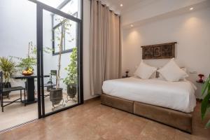 Postel nebo postele na pokoji v ubytování Ryad Marrakech