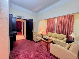 una sala de estar con un sofá y una mesa en Claridge Hotel, en Dubái