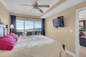 1 dormitorio con 1 cama, ventilador de techo y TV en Emerald Isle unit 202, en Pensacola Beach 36 fotos más