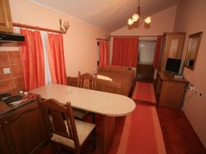 Televízia a/alebo spoločenská miestnosť v ubytovaní Apartments Vrata Baranje