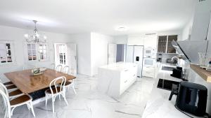 Kuchnia lub aneks kuchenny w obiekcie Stunning sea view villa with 6 bedrooms & heated pool - Villa Renaissance