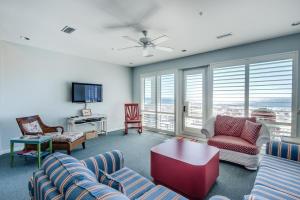 ペンサコーラ・ビーチにあるWhite Sands 449のソファと椅子とテレビのあるリビングルーム