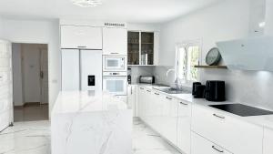 Kuchnia lub aneks kuchenny w obiekcie Stunning sea view villa with 6 bedrooms & heated pool - Villa Renaissance