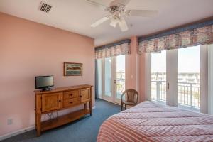 ペンサコーラ・ビーチにあるWhite Sands 449のベッドと薄型テレビのある寝室