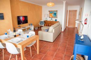 - un salon avec une table et un canapé dans l'établissement Santos Apartment, à Santa Luzia