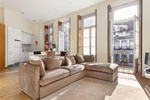 uma sala de estar com um sofá e uma cozinha em Chateau Apartments no Porto