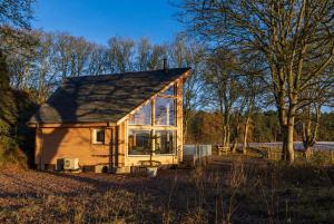 una casetta in mezzo a un campo di Cherry Tree Lodge a Inverness