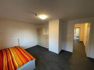 an empty room with a bed and a hallway at Schlossblick in Oranienbaum