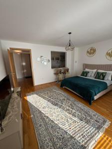 a bedroom with a bed with a green bedspread at Verde apartments in Sarajevo