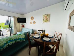 a room with a table and a bed and a dining room at Cima Del Mar in Sámara