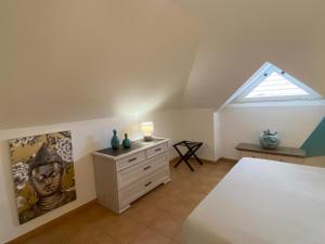 - une chambre mansardée avec un lit et une lucarne dans l'établissement Appartement, 2 chambres, Terrasse vue mer, très calme, Piscine premium, accès direct aux plages, restaurants, Village Vacances, à Sainte-Luce 28 autres photos