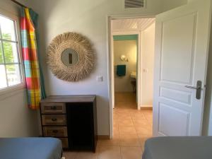 Foto dalla galleria di Appartement, 2 chambres, Terrasse vue mer, très calme, Piscine premium, accès direct aux plages, restaurants, Village Vacances a Sainte-Luce