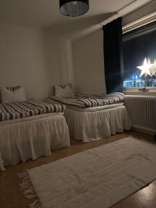 Postel nebo postele na pokoji v ubytování Everglow Living