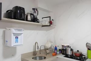 a kitchen with a sink and a counter top at Apto 215 Centro Nucleo Bandeirante in Núcleo Bandeirante