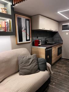 a living room with a couch and a kitchen at Smart Home in Thessaloniki