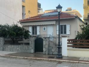 Το κτήριο όπου στεγάζεται  η παραθεριστική κατοικία +7 φωτογραφίες