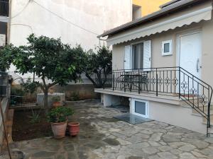 Το κτήριο όπου στεγάζεται  η παραθεριστική κατοικία