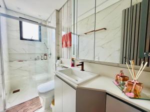 Koupelna v ubytování Residencial Turin - Cobertura para 8 pessoas na Praia de Palmas a 350m do mar + 10 fotografií
