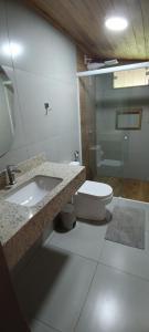 a bathroom with a sink and a toilet at Rancho Pôr Do Sol in Arapeí