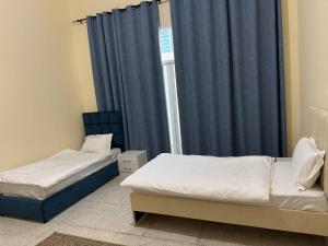 Giường trong phòng chung tại Lunar Beach Hostel