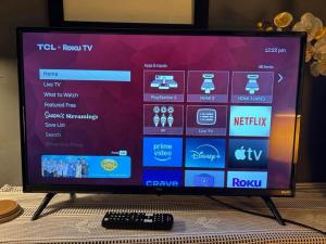 Et tv og/eller underholdning på Maryland Homestay - Downtown Apartment