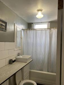 Et badeværelse på Maryland Homestay - Downtown Apartment