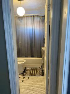 Et badeværelse på Maryland Homestay - Downtown Apartment + 4 billeder