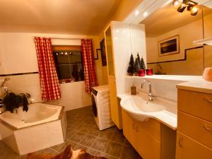 A bathroom at Sonnalm Panoramablick