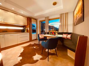 A kitchen or kitchenette at Sonnalm Panoramablick