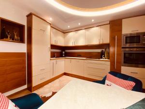 A kitchen or kitchenette at Sonnalm Panoramablick