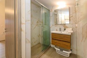 Et badeværelse på Glaros Premium Deluxe House + 18 billeder