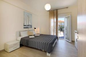 En eller flere senge i et værelse på Glaros Premium Deluxe House