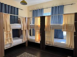 Giường trong phòng chung tại Lunar Beach Hostel