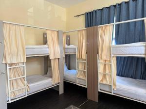 Giường trong phòng chung tại Lunar Beach Hostel