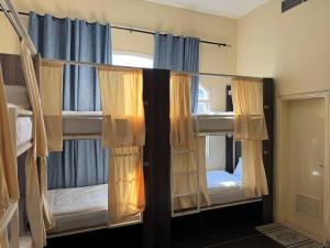 Giường trong phòng chung tại Lunar Beach Hostel
