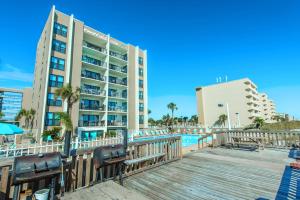 un complejo con piscina y un edificio en Emerald Isle 208, en Fort Walton Beach