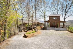 una casa con un ampio vialetto di fronte a una casa di EagleWatch Mountain Retreat & Event Venue a Bryson City