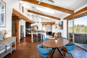 una cucina e un soggiorno con tavolo e sedie di EagleWatch Mountain Retreat & Event Venue a Bryson City