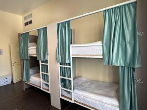 Giường trong phòng chung tại Lunar Beach Hostel
