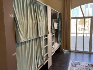 Giường trong phòng chung tại Lunar Beach Hostel