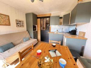 un salon avec un canapé et une table en bois dans l'établissement Résidence Les Balcons Du Charvin - Appartement de charme avec vue montagnes MAE-5841, à Notre-Dame-de-Bellecombe 14 autres photos