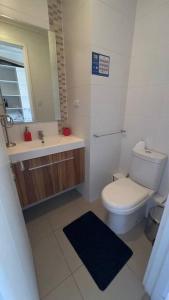 ein Badezimmer mit Toilette, Waschbecken und Spiegel in der Unterkunft Los Andes Departamento Mariposa in Los Andes