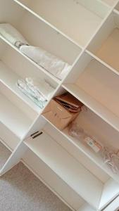 ein weißer Schrank mit einer Kiste darin in der Unterkunft Los Andes Departamento Mariposa in Los Andes + 11 Fotos