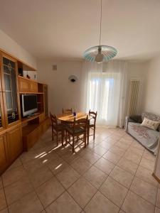 un salon avec une table, des chaises et un canapé dans l'établissement Casa Bosco, à Levico Terme 40 autres photos