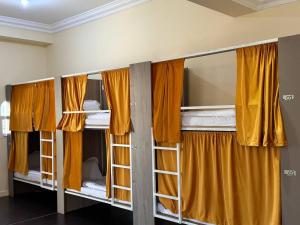 Giường trong phòng chung tại Lunar Beach Hostel