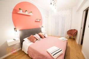 una camera con letto rosa e parete rosa di DaBrieBra Vaticano a Roma