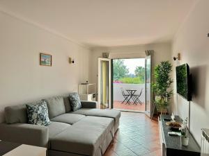 un soggiorno con divano e patio di Grupo Morgado - Quinta do Morgado - Morgado Village a Tavira