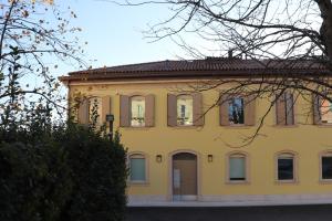 a yellow house with a door in front of it at Stelle di Verona - Andromeda in Verona